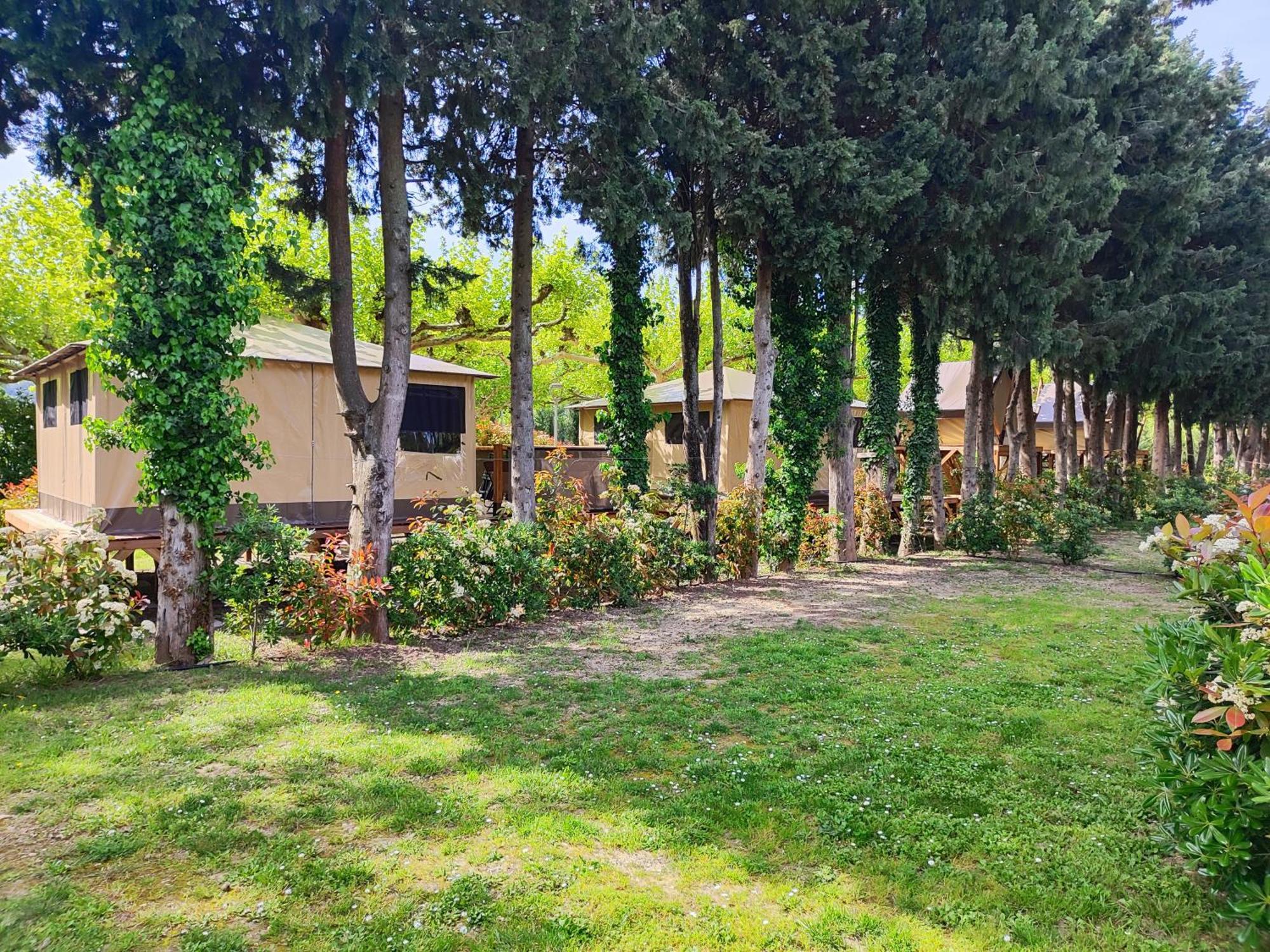 Camping Porte Des Alpilles By M.A Destination Glamping Saint-Étienne-du-Grès Extérieur photo
