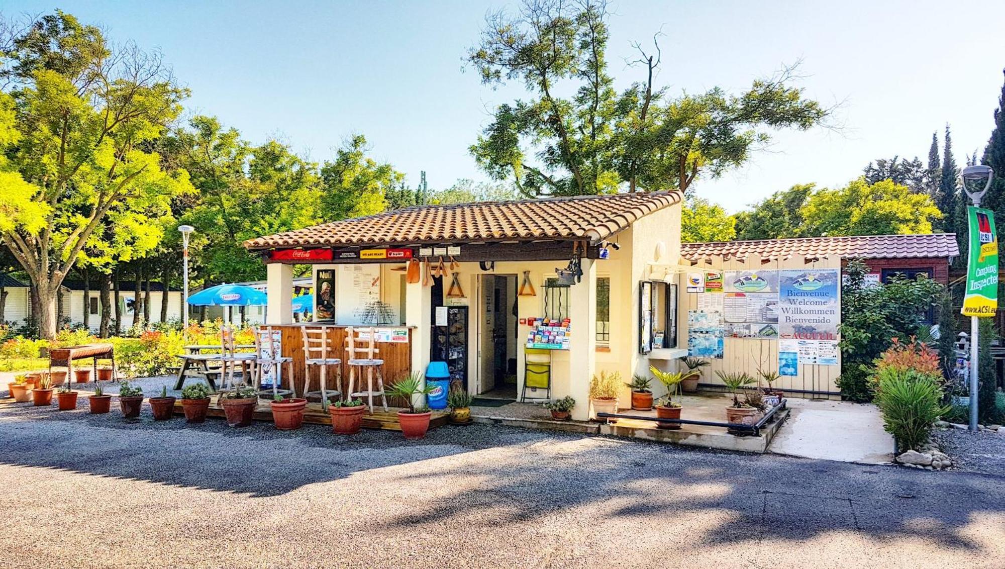Camping Porte Des Alpilles By M.A Destination Glamping Saint-Étienne-du-Grès Extérieur photo